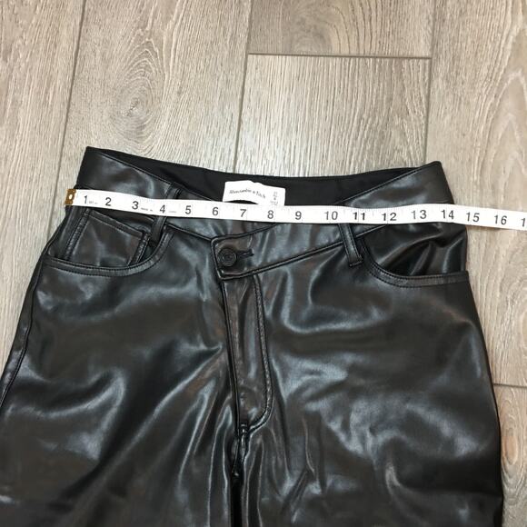 Abercrombie & Fitch The Mom High Rise 30 / 10 R Black Jeans Distressed - Picture 5 of 8